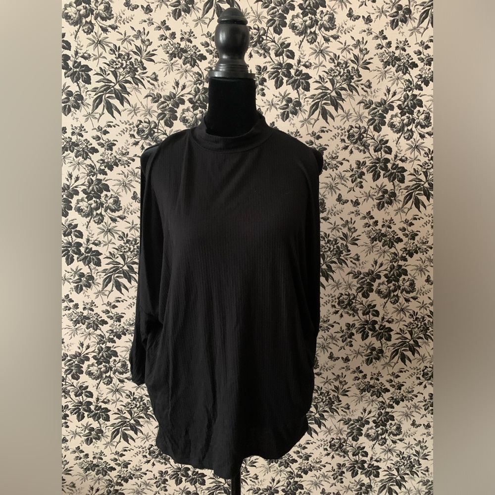 Acemi Blouse with Shoulder Cutouts
